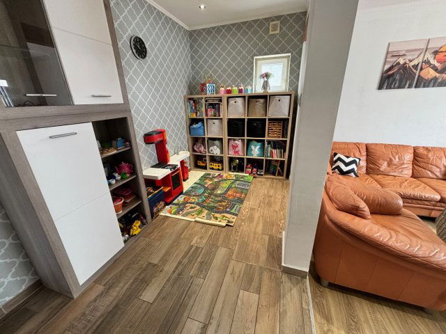 Eladó családi ház, Győrladaméren 89.9 M Ft, 6+1 szobás