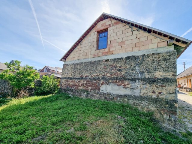 Eladó családi ház, Kővágóörsön 59.9 M Ft, 2 szobás