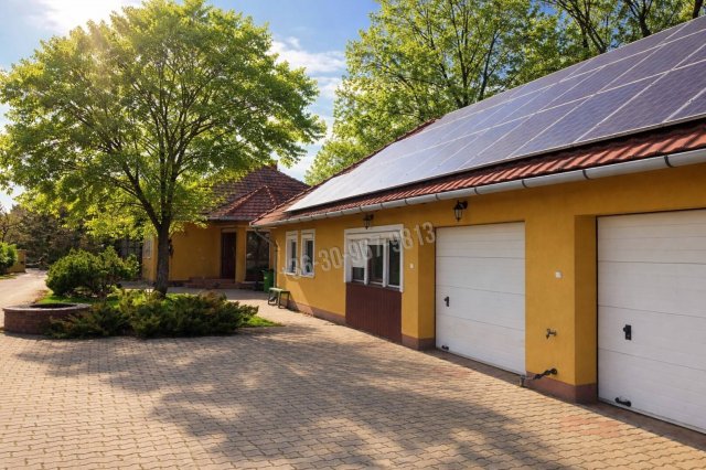 Eladó családi ház, Békéscsabán 119.9 M Ft, 5+1 szobás