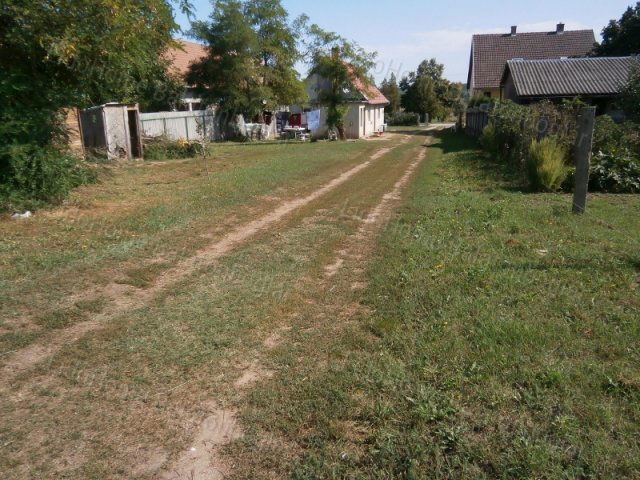 Eladó családi ház, Látrányon 45.2 M Ft, 8 szobás