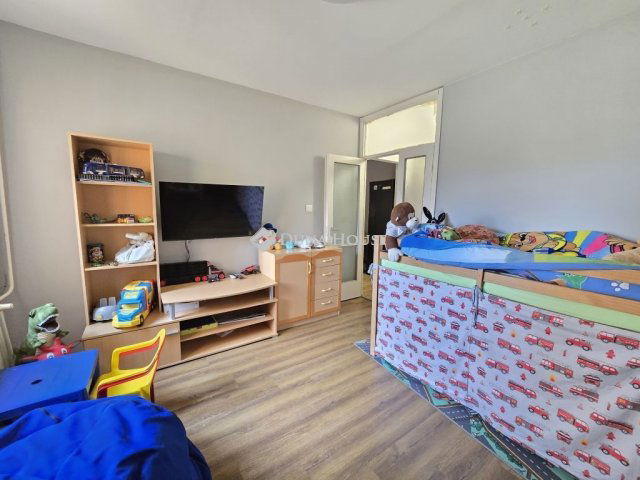 Eladó panellakás, Pécsett 51.9 M Ft, 4 szobás