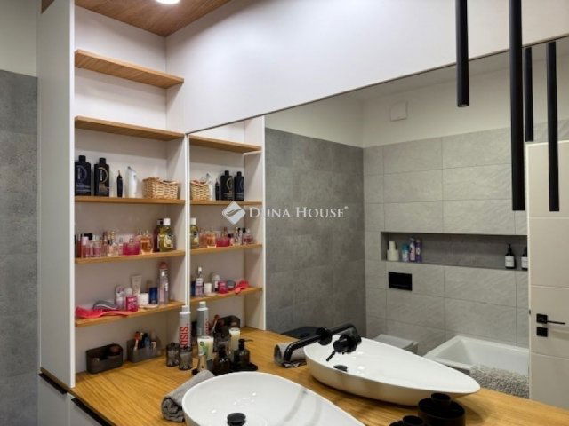 Eladó téglalakás, Pécsett 175 M Ft, 4 szobás