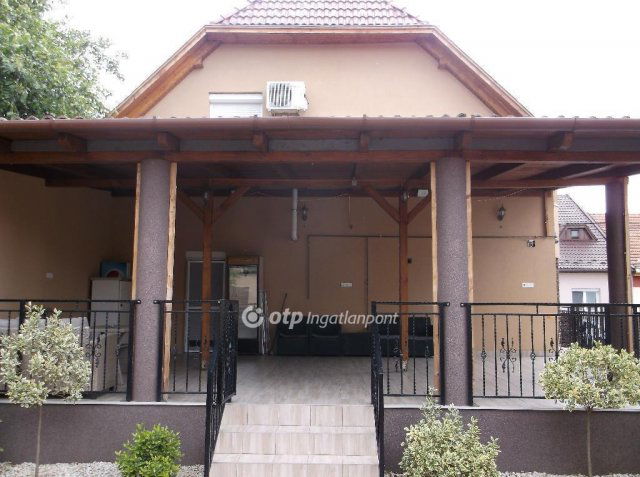 Eladó családi ház, Gyöngyösön 190 M Ft, 5 szobás