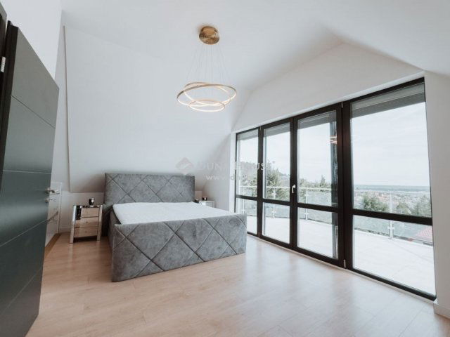 Eladó családi ház, Velencén 339 M Ft, 9 szobás