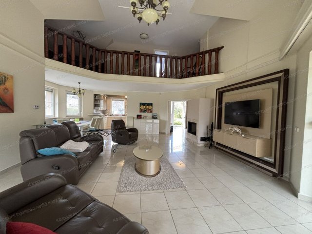 Eladó családi ház, Tatán 332.4 M Ft, 5 szobás