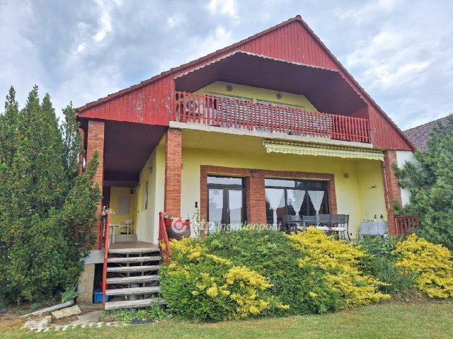 Eladó családi ház, Alsóörsön 139.7 M Ft, 5 szobás