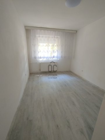 Eladó téglalakás, Szolnokon 26 M Ft, 3 szobás