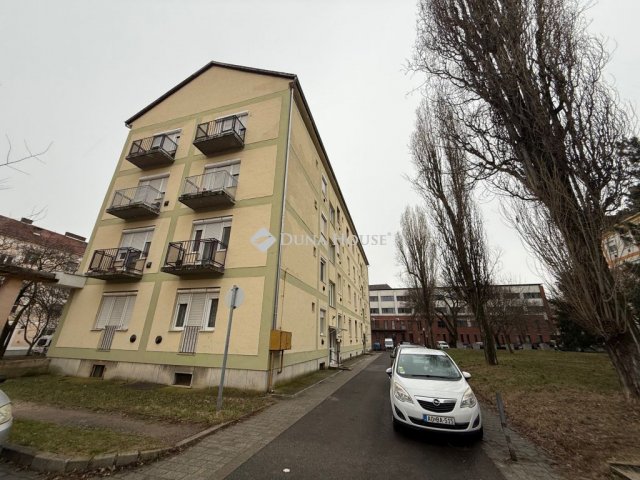 Eladó téglalakás, Pécsett, Komlói úton 29.5 M Ft, 2 szobás