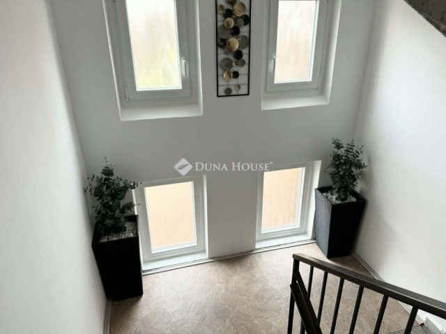 Eladó panellakás, Pécsett 48.9 M Ft, 3 szobás