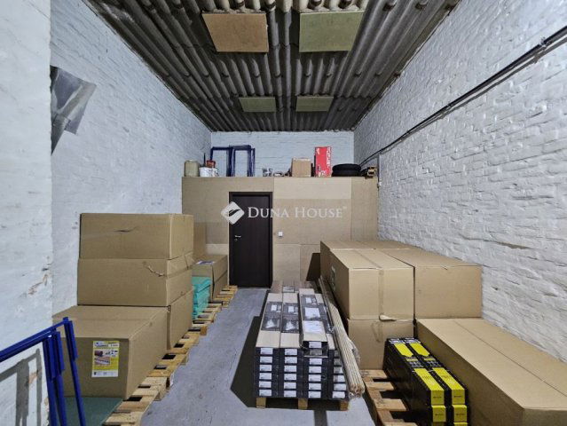 Kiadó üzlethelyiség, Pécsett, Megyeri úton 800 E Ft / hó