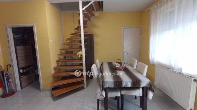 Eladó családi ház, Jászfényszarun 45.9 M Ft, 5 szobás
