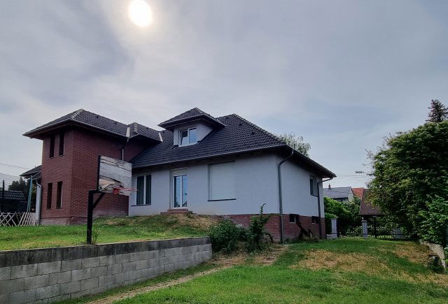 Eladó családi ház, Balatonalmádiban 220 M Ft, 7+2 szobás