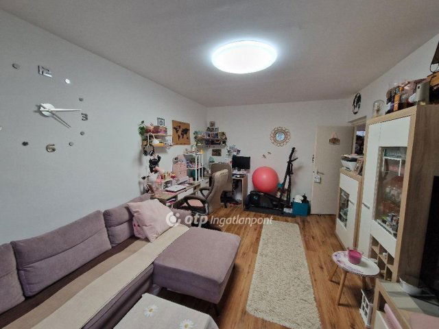 Eladó panellakás, Debrecenben 67.9 M Ft, 3 szobás