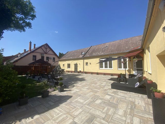Eladó családi ház, Pécsett 79.9 M Ft, 4 szobás