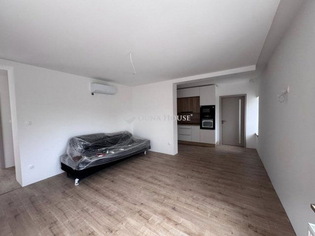 Eladó családi ház, Pécsett 99.9 M Ft, 4 szobás