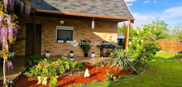 Eladó családi ház, Bugyin 93.5 M Ft, 4 szobás