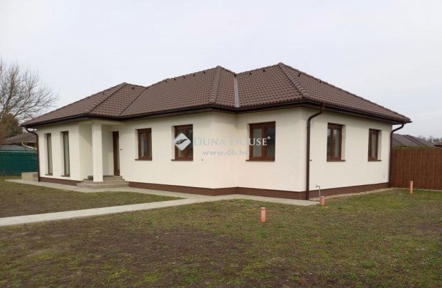 Eladó családi ház, Békéscsabán 106.05 M Ft, 5 szobás