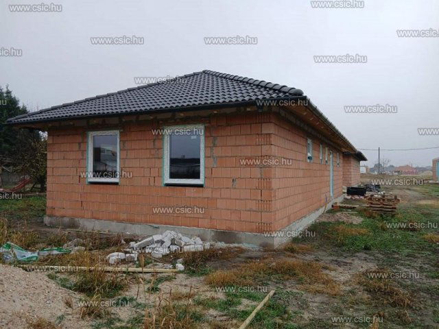 Eladó családi ház, Kiskunlacházán 84 M Ft, 5 szobás