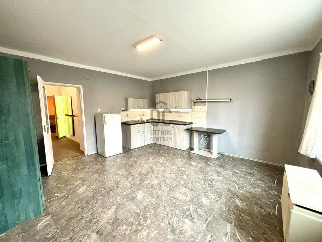 Eladó családi ház, Szegeden 34.9 M Ft, 1 szobás