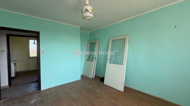 Eladó téglalakás, Oszkón 20 M Ft, 2 szobás