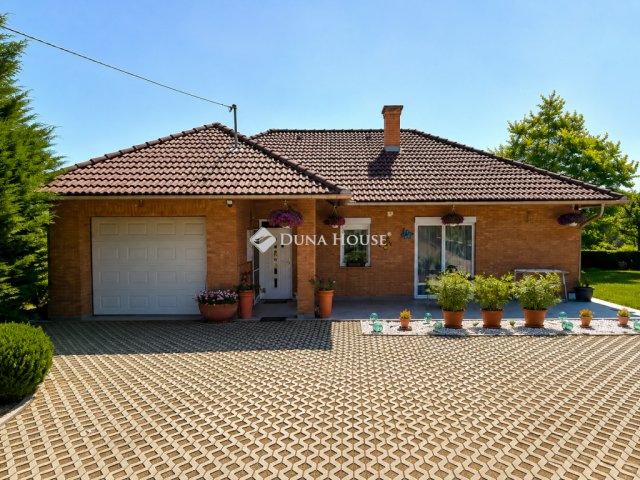 Eladó családi ház, Pécsett 165 M Ft, 6 szobás