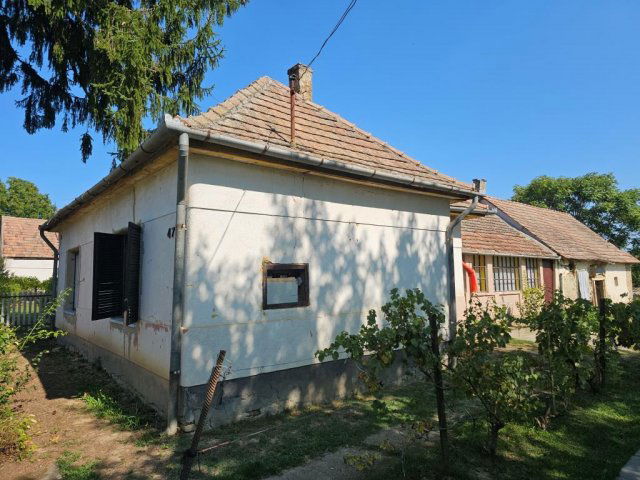 Eladó családi ház, Göllén 8 M Ft, 2+1 szobás