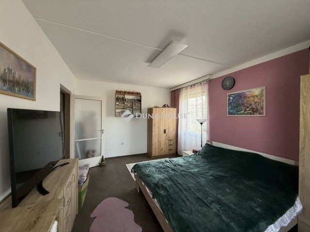 Eladó panellakás, Pécsett 59.9 M Ft, 3 szobás