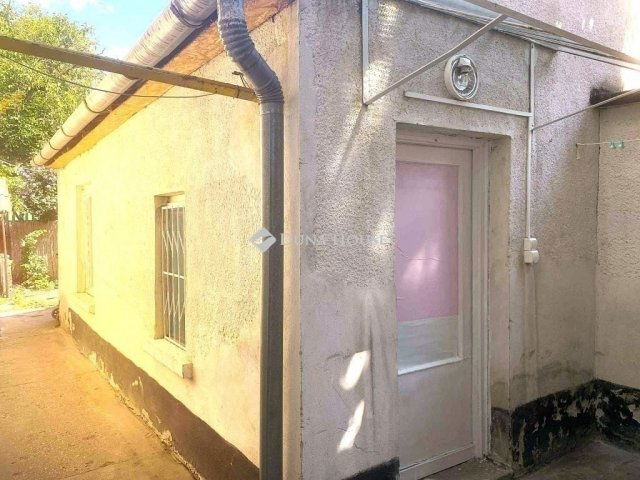 Eladó családi ház, Szegeden 34.9 M Ft, 1 szobás