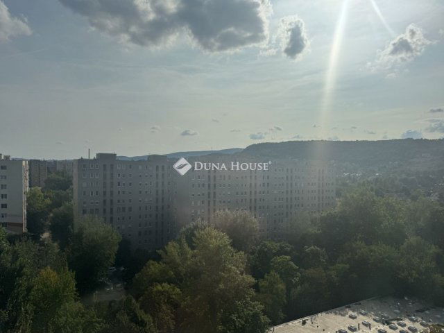 Eladó panellakás, III. kerületben, Zsirai Miklós utcában
