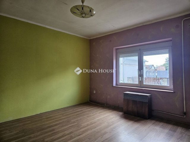 Eladó családi ház, Pécsett 85 M Ft, 7 szobás