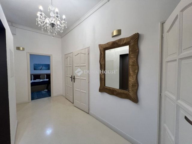 Eladó téglalakás, Budapesten, VI. kerületben 213.4 M Ft