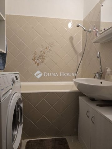 Eladó panellakás, Pécsett 45.99 M Ft, 2 szobás