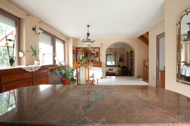 Eladó családi ház, Szentendrén 119.9 M Ft, 5 szobás