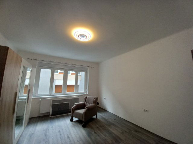 Kiadó téglalakás, albérlet, Pécsett, József utcában, 3 szobás