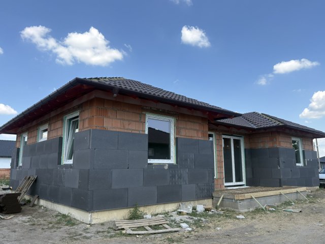 Eladó családi ház, Kiskunlacházán 84.15 M Ft, 5 szobás