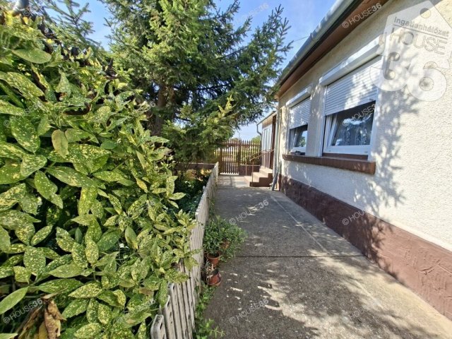 Eladó családi ház, Kiskunfélegyházán 44 M Ft, 2 szobás