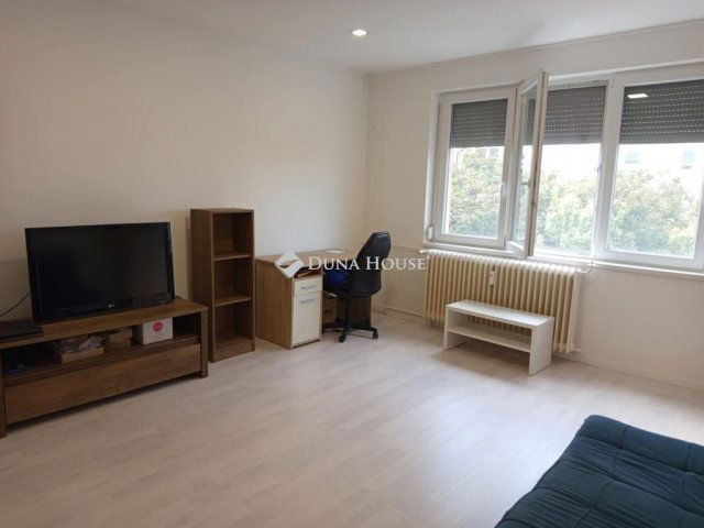 Eladó panellakás, Komlón 25.9 M Ft, 2 szobás