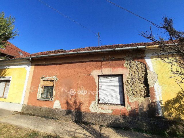 Eladó téglalakás, Kiskunfélegyházán 14 M Ft, 2 szobás