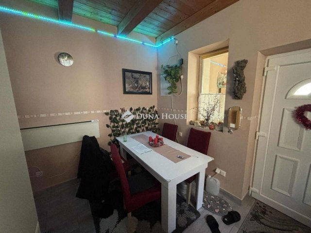 Eladó családi ház, Kesztölcön 24.9 M Ft, 1 szobás