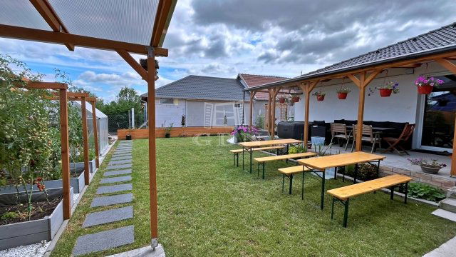 Eladó ikerház, Kakucson 99 M Ft, 4 szobás / költözzbe.hu