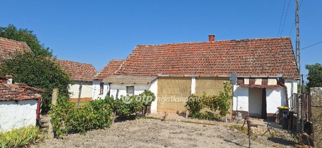 Eladó családi ház, Szakmáron 10.5 M Ft, 2 szobás