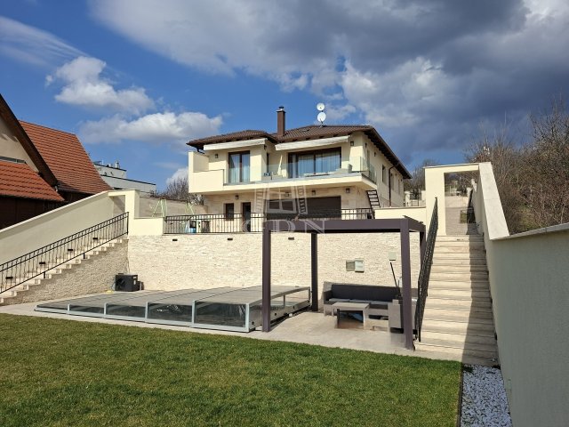 Eladó családi ház, Vácon 295 M Ft, 5 szobás