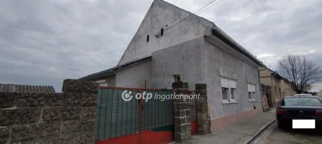 Eladó családi ház, Tolnán 36.9 M Ft, 2 szobás