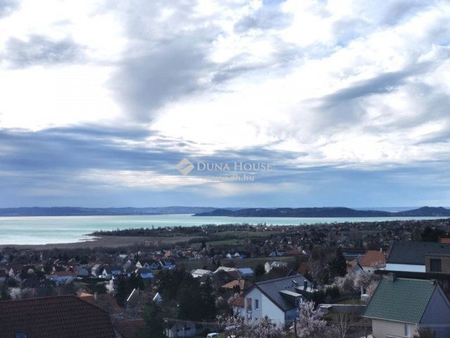 Eladó családi ház, Csopakon 398 M Ft, 6 szobás