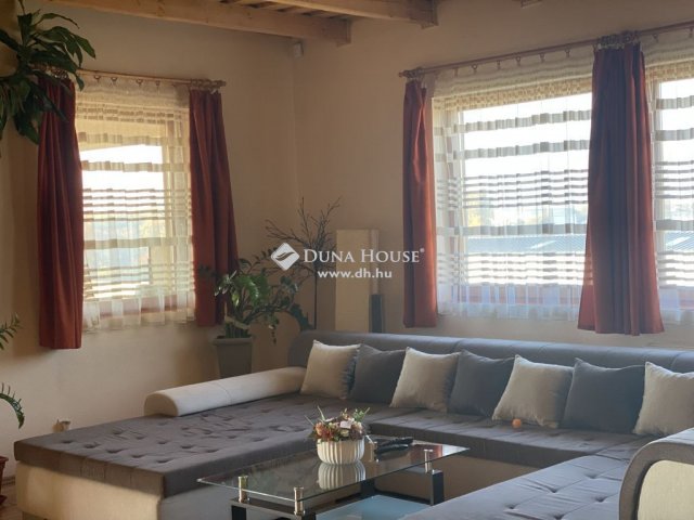 Eladó családi ház, Százhalombattán 150 M Ft, 5 szobás