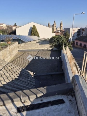Eladó családi ház, Pécsett 199 M Ft, 8 szobás