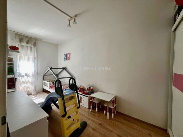 Eladó panellakás, Pécsett 50.49 M Ft, 3 szobás