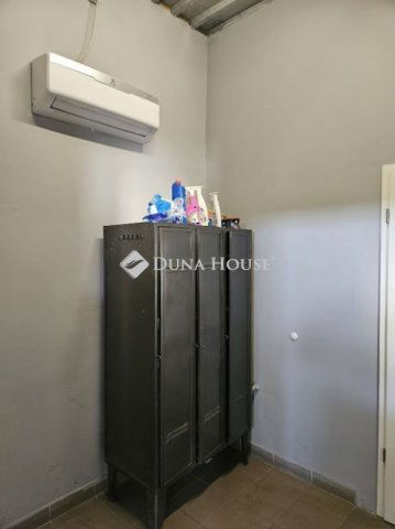 Kiadó ipari ingatlan, Pécsett 340 E Ft / hó