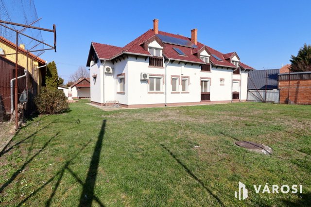 Eladó családi ház, Szegeden 230 M Ft, 13+3 szobás