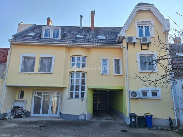 Eladó téglalakás, Kecskeméten 93 M Ft, 4 szobás